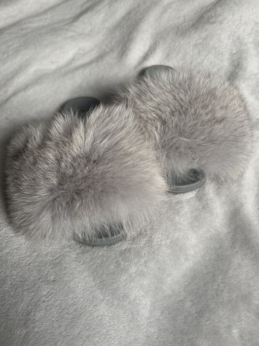 Klapki z futrem z lisa szarego