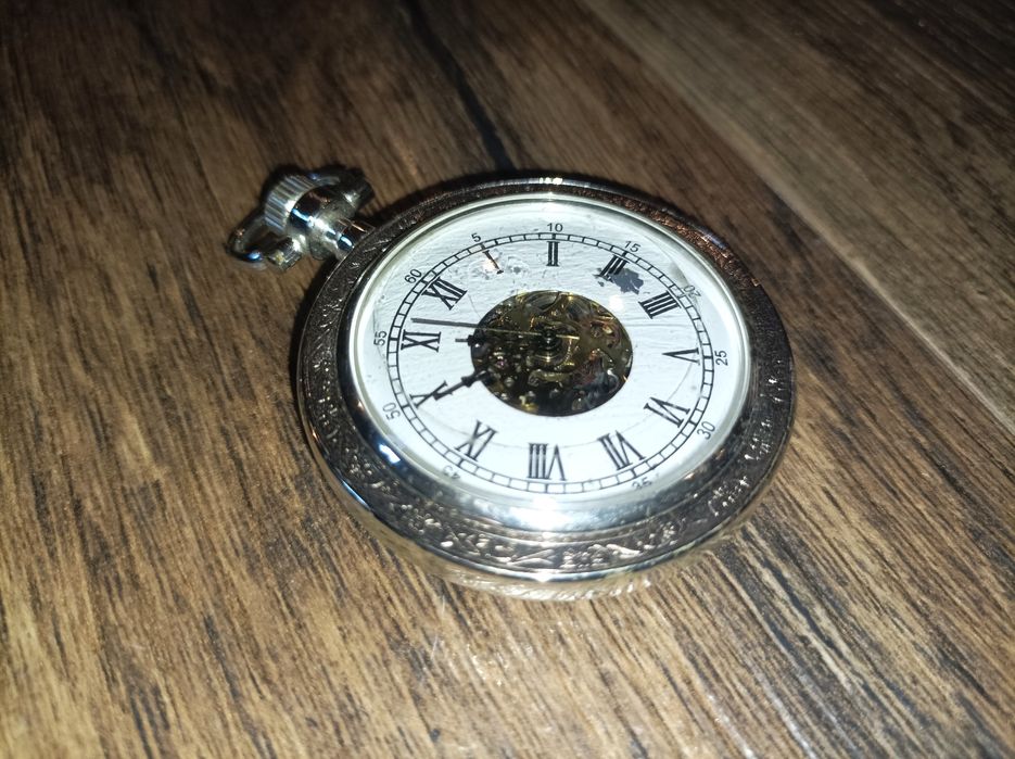 Zegarek kieszonkowy nakręcany widoczny mechanizm