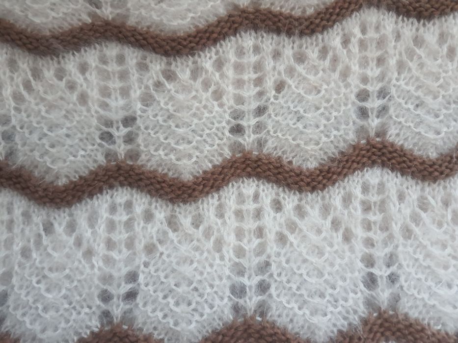 Sweter damski kremowy w fale brązowe XXL