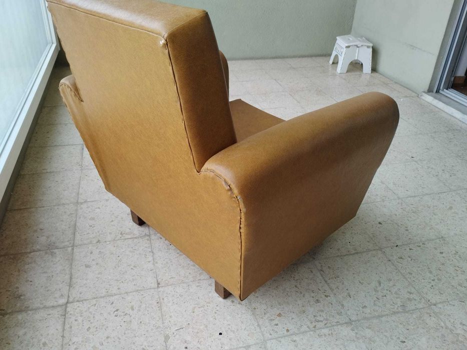 Poltronas individuais estofadas em couro sintético vintage