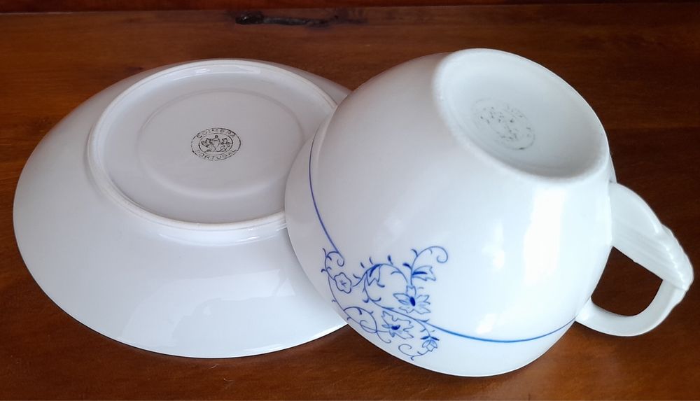 Conjunto chávena e pires da Fábrica de loiça Coimbra