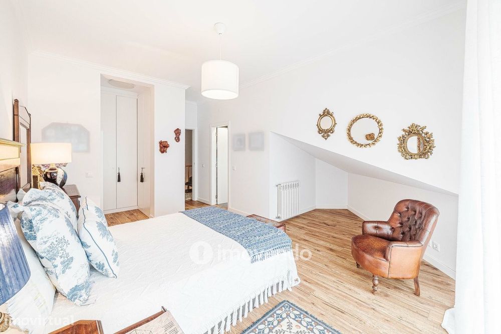 Apartamento T3 Duplex, com estacionamento, no Condomínio do Loural