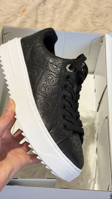 Оригінальні кеди GUESS