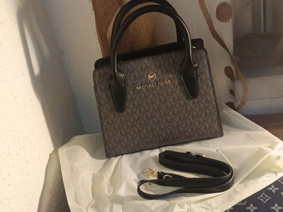 Malas, perfumes e relógios