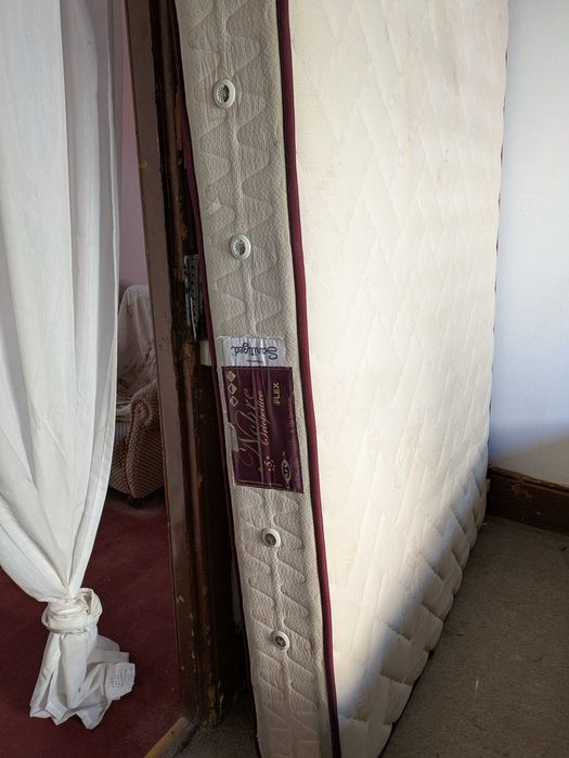 vendo assessórios  como novos para casa + colchão  grande + vitrine