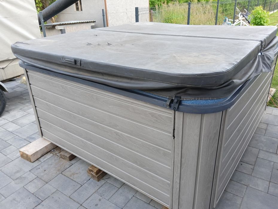 Jacuzzi Sundance Spas model ALTAMAR