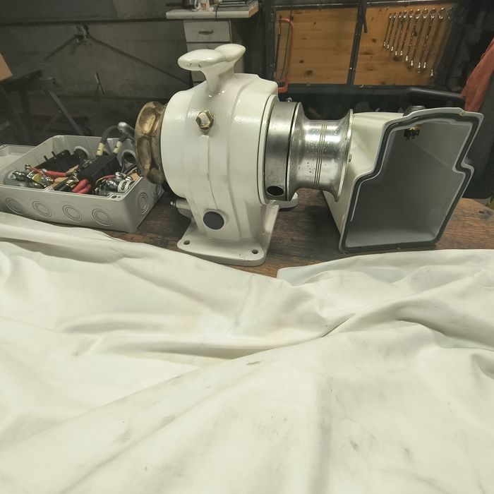 winda kotwiczna elektrczna 12V /1500W