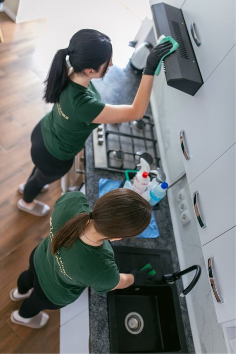 Клінінгові послуги в Луцьку | Миття вікон | Хімчистка меблів