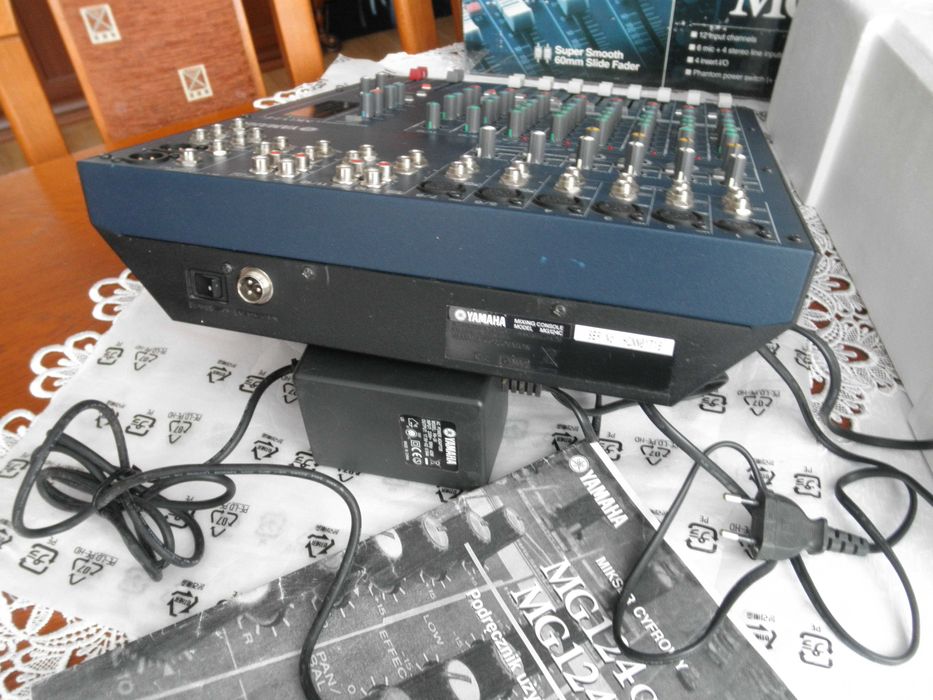 Mikser estradowy YAMAHA MG 124 C. Mixer.