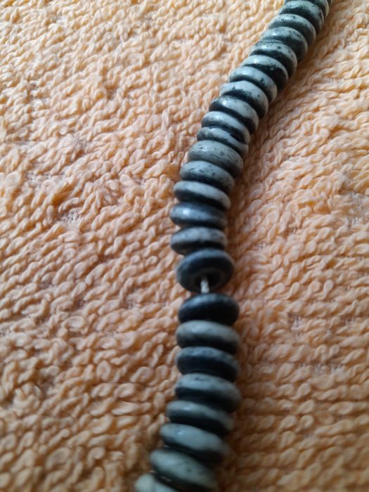 Damski naszyjnik z naturalnych kamieni w odcieniach szarości vintage