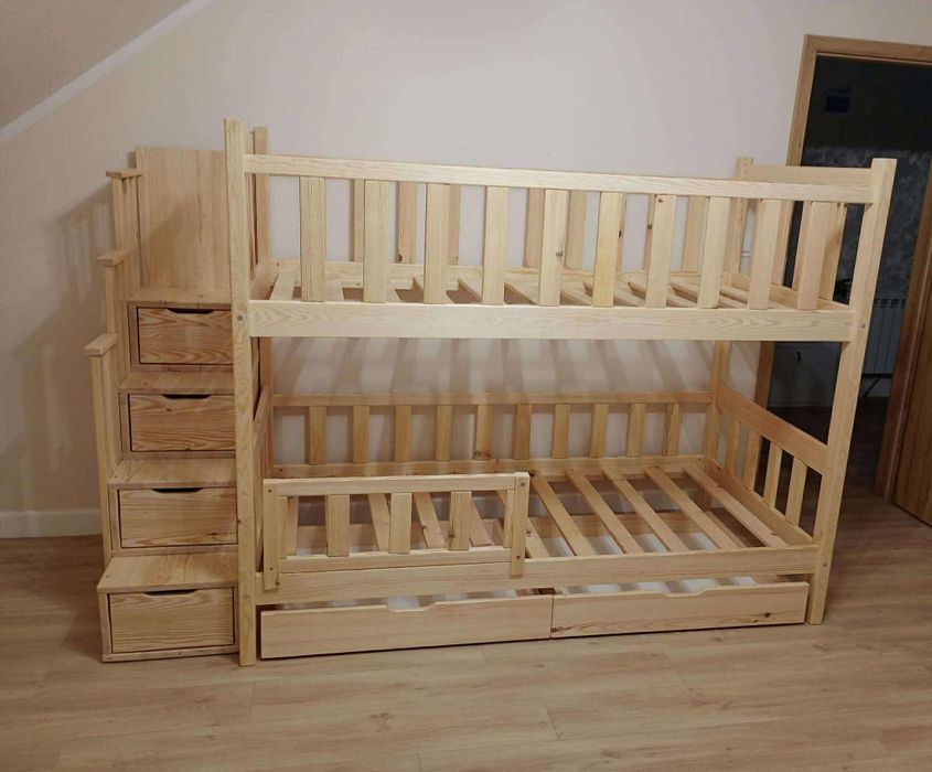 Łóżko piętrowe ze schodami