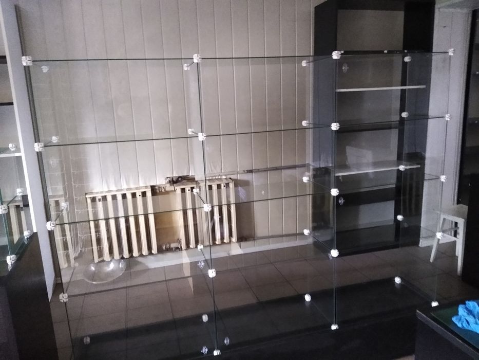 Szklana gablota wystawowa