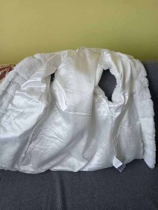 Biała alpaka ze sztucznego futra