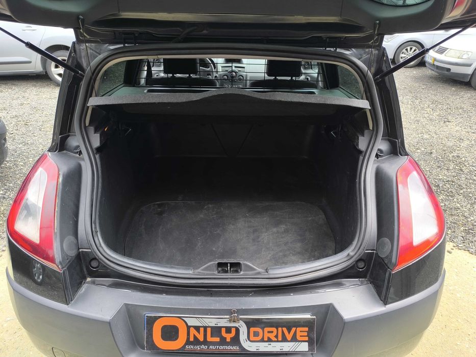 Mégane Comercial Preto 100cv A/C