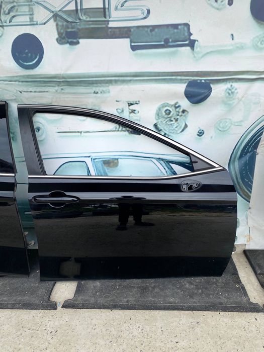 Двері дверь передні праві Toyota Camry 70 2017-2024