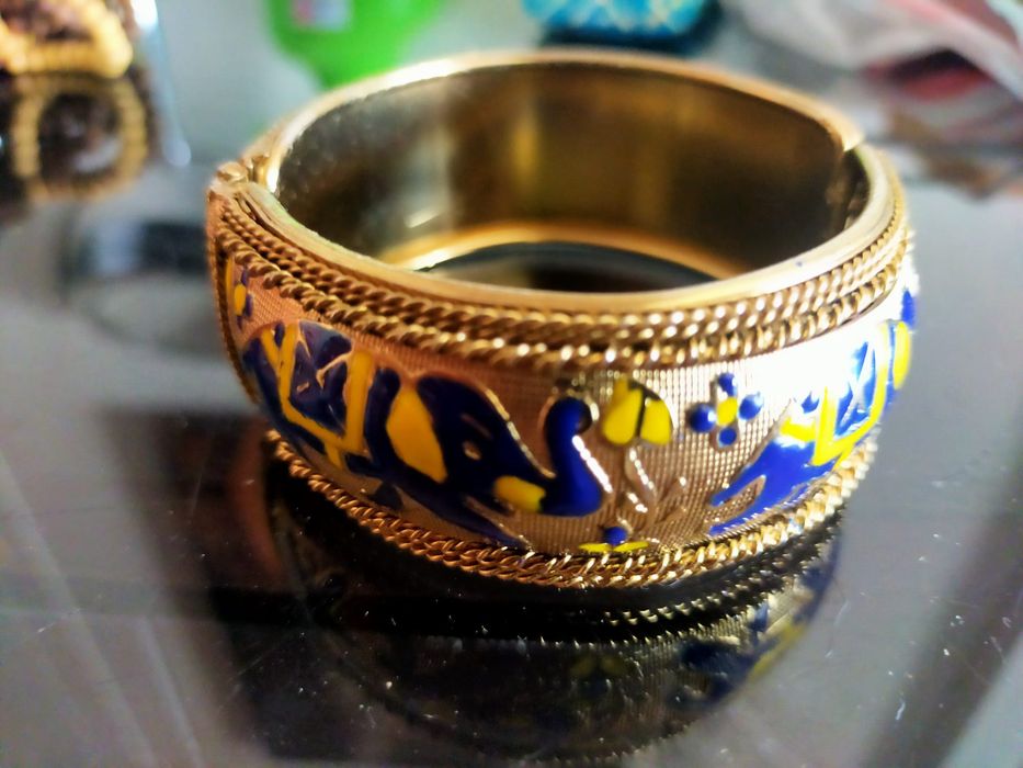 Pulseira indiana de dourada com motivos azuis e amarelos