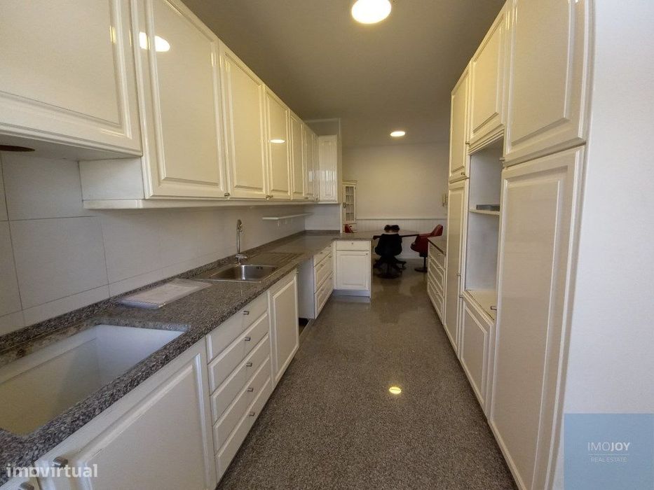 Apartamento T4 + 1 na Rua Oliveira Monteiro