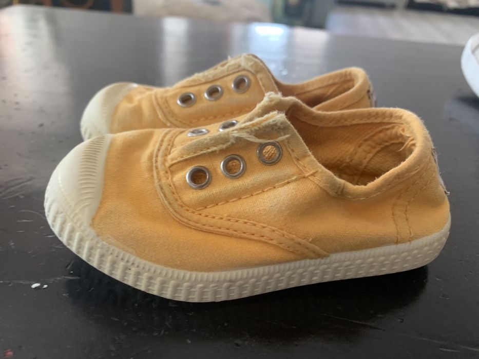 Tenis crianca amarelos (Pisamonas)