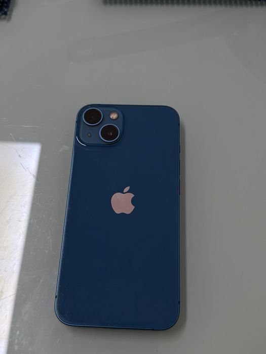 iPhone 13 azul com 72% de bateria