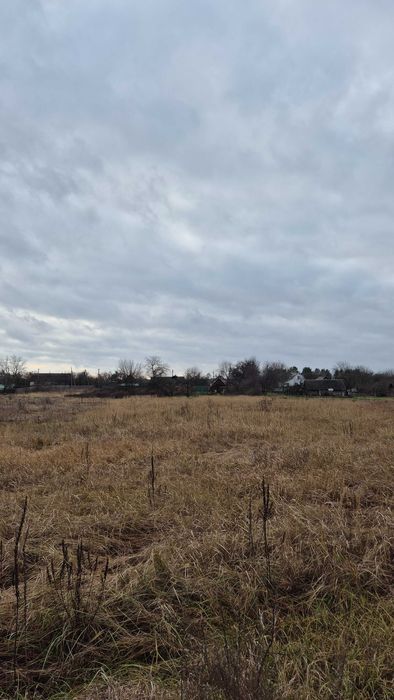 Велика ділянка зі старим будинком у селі Небрат