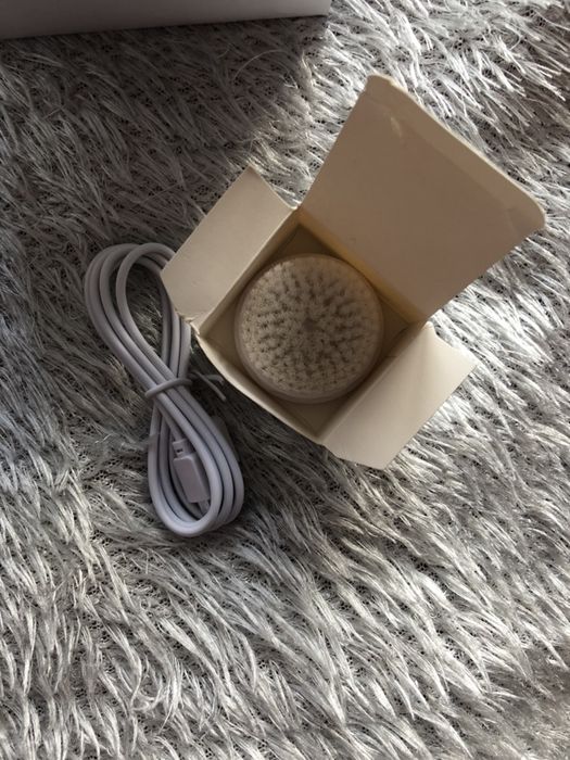 Революційна щіточка очисник на бездротовій зарядці.