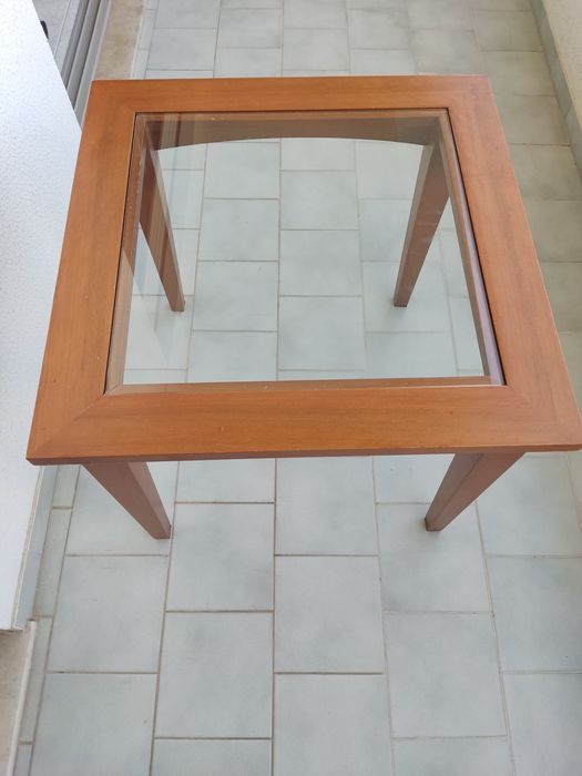 Mesa quadrada de madeira com tampo em vidro, medidas 60 x 60  cm