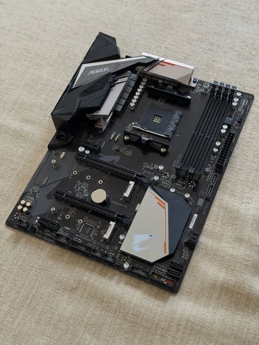 Материнська плата Gigabyte b450 Aorus Elite AM4 в ідеальному стані крута ігрова материнка