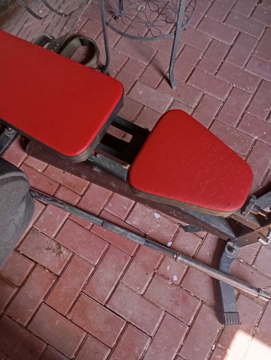 Siłownia ławka sztangi stojaki