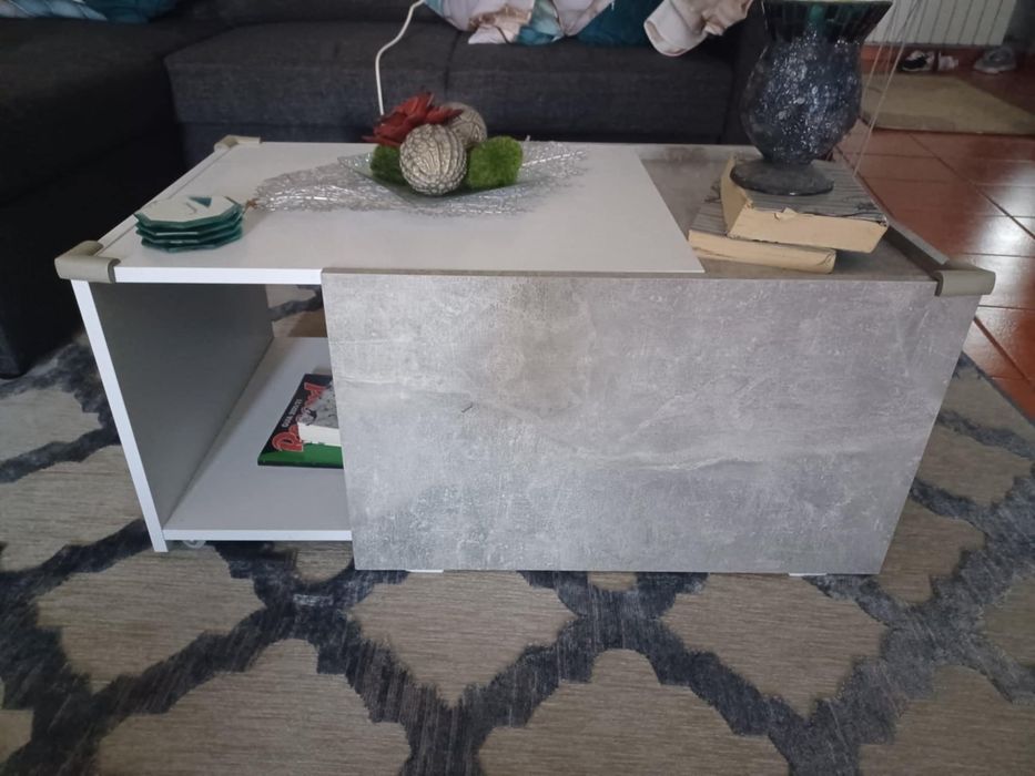 Mesa de sala branca e cinza