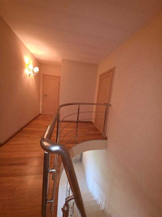Продається сучасний будинок у Дергачах, район стадіону.