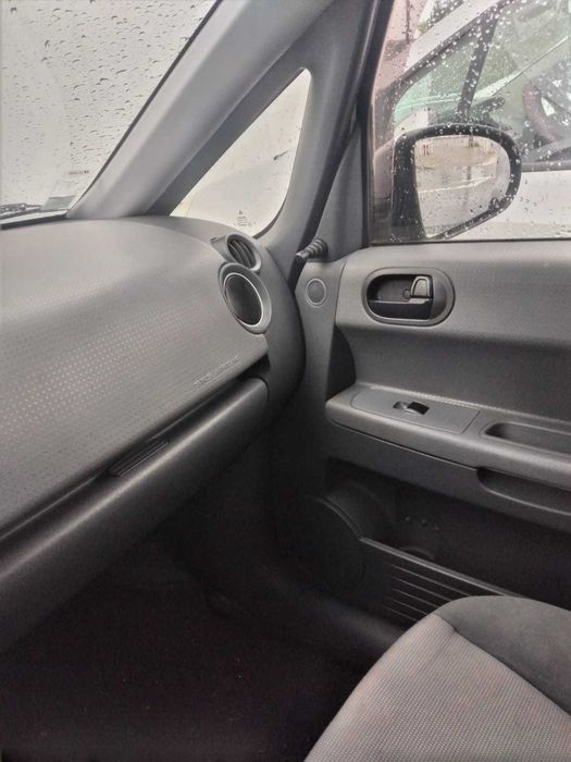 Mitsubishi Colt 1.1 com A/C e 5 Lugares de 03/2007 - Bom estado