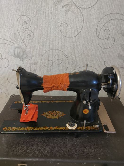 Швейная машинка ПМЗ + станина в комплекте