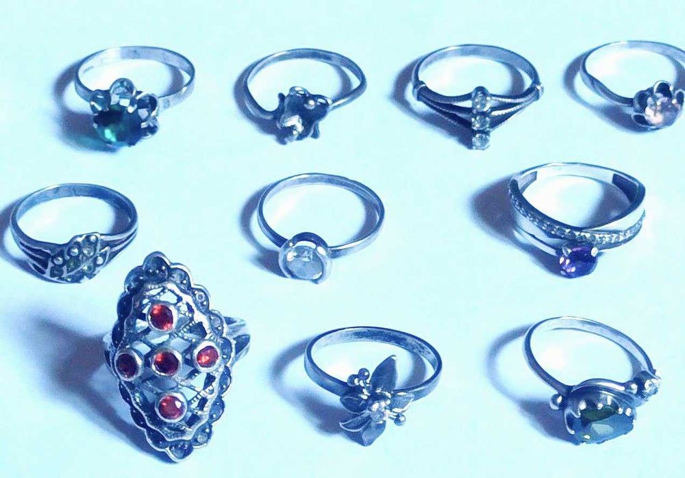 Серебряные ювелирные изделия, кольца с камнями и без