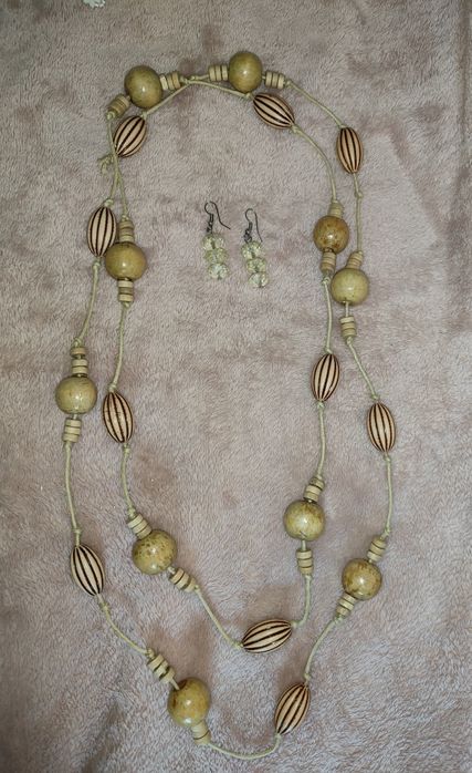 Zestaw biżuterii damskiej z kolczykami.