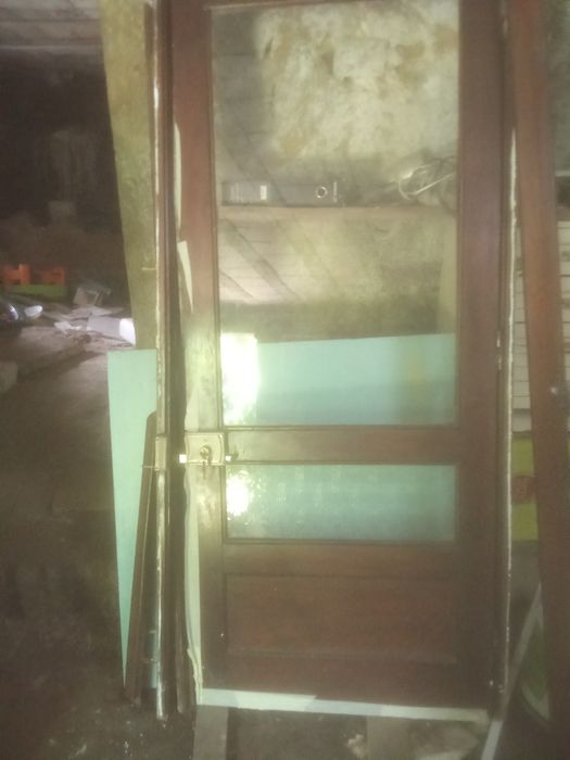 Porta em bom estado 80*1.90 mais rodapé e fechadura  tudo completa com vidro grande e um fusco em baixo