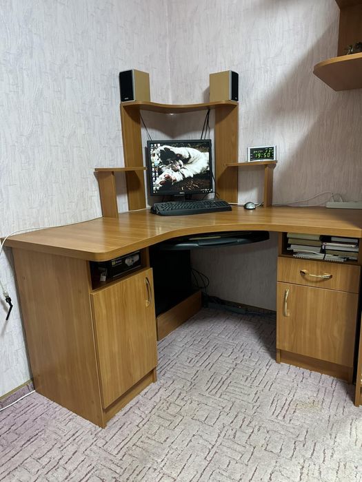 Продам кутовий двотумбовий компʼютерний  стіл з надбудовою