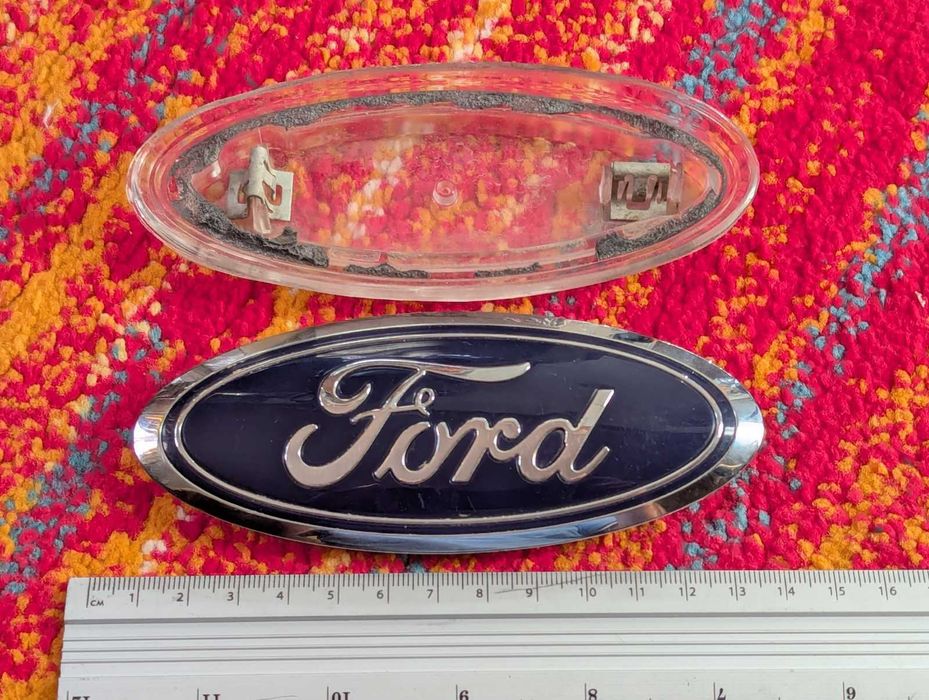 автомобильная эмблема Ford с монтажной панелью