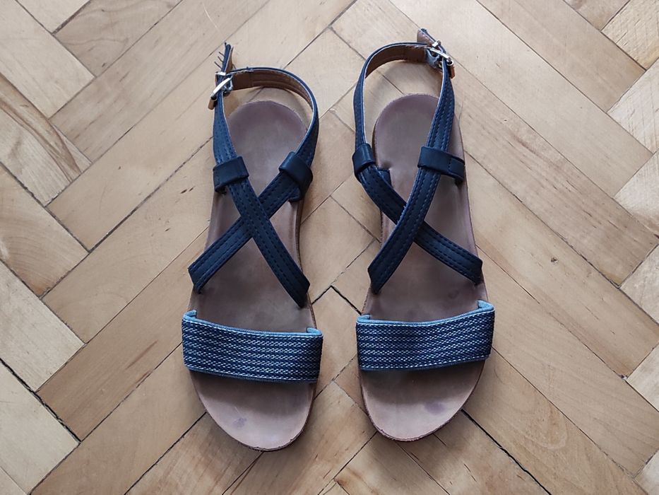 Sandały z regulowanym paskiem