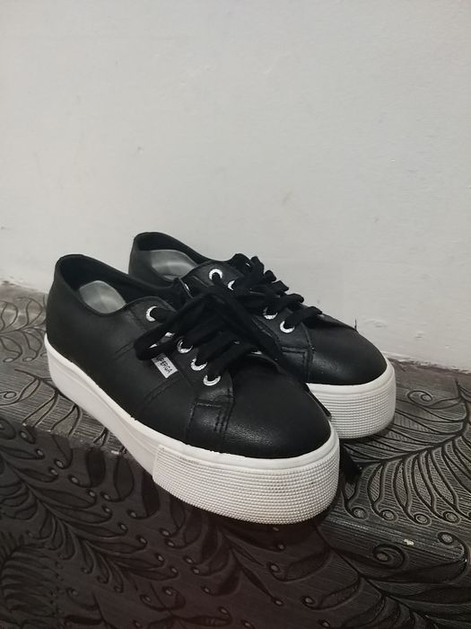 Czarne trampki na platformie Superga 36