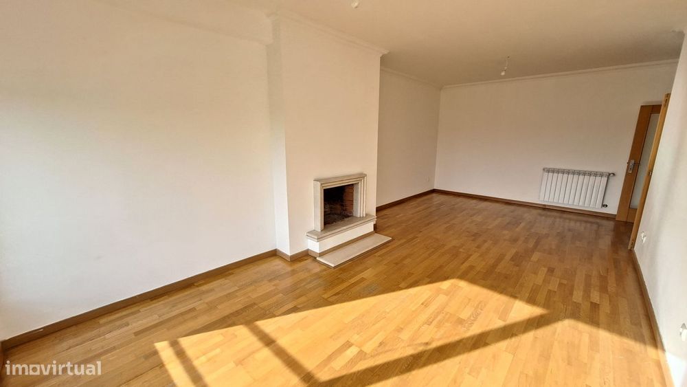 Apartamento T2 com 126m2, arrecadação e lugar  estacionamento Montijo.