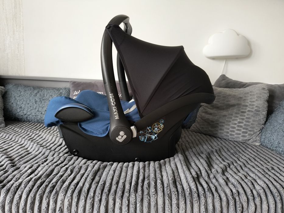 Fotelik i dwie bazy ISOFIX maxi Cosi cabrio fix 0-13 granatowy