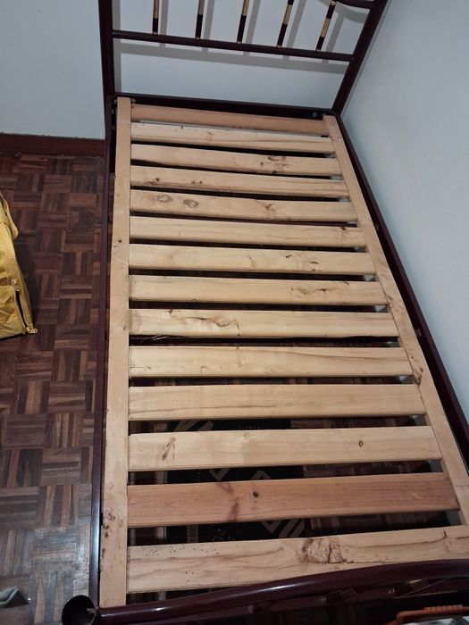 Vendo cama de solteiro com estrado de madeira e oferta de colchão