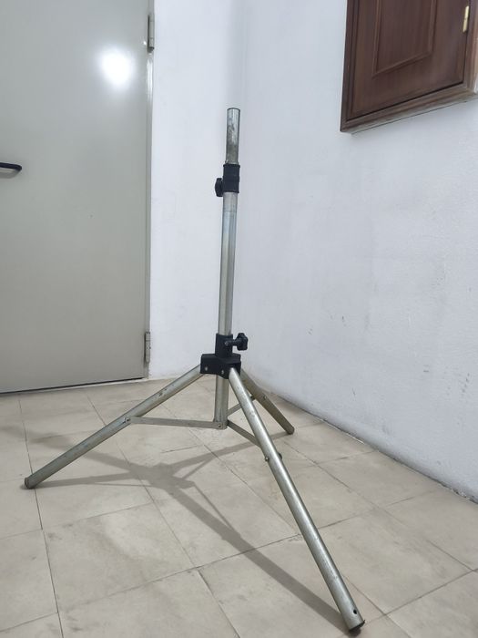 Tripé Para equipamentos som, antenas, etc.