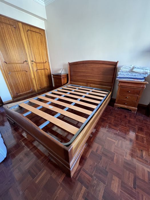 Mobília de Quarto em Cerejeira | Cama com colchão Molaflex + Cómoda com espelho + Mesas de Cabeceira + Guarda-vestidos