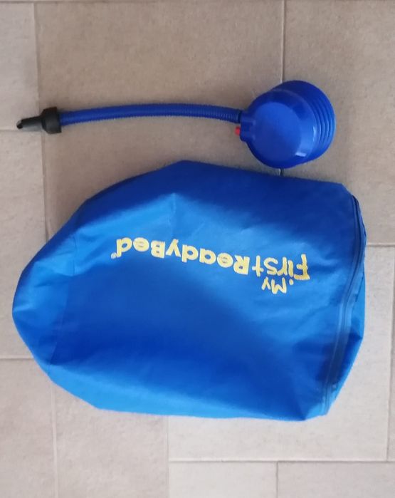 Cama insuflável de criança