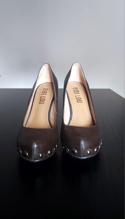 Sapatos de salto alto.