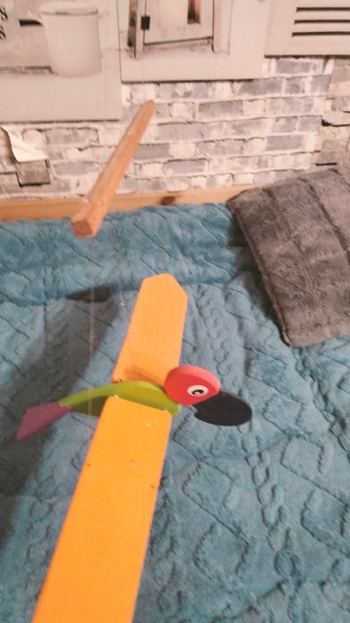 Pássaro em madeira brinquedo