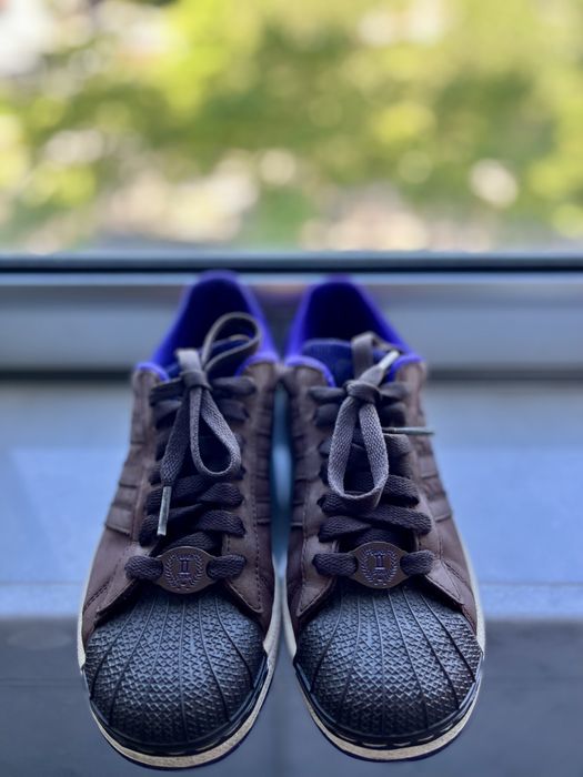 Adidas em castanho e roxo tamanho 36.
