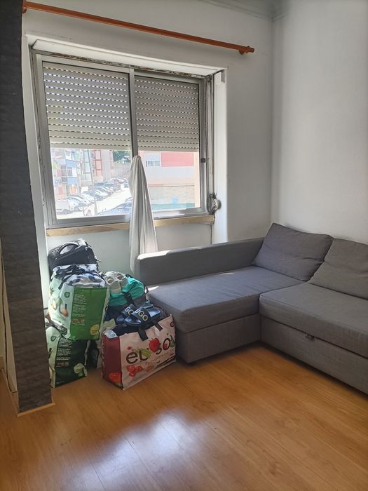 Quarto familiar 2 divisões em T2 central Odivelas 15min do metro.