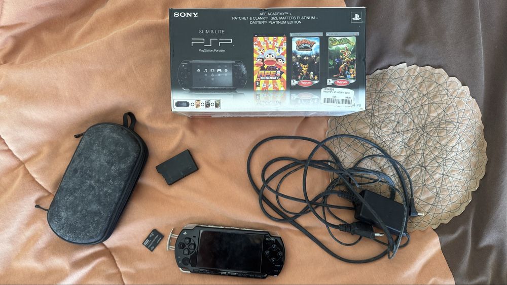 PSP Slim 2000 + Caixa Original + Carregador + Cartão Memória (Bateria inchada)